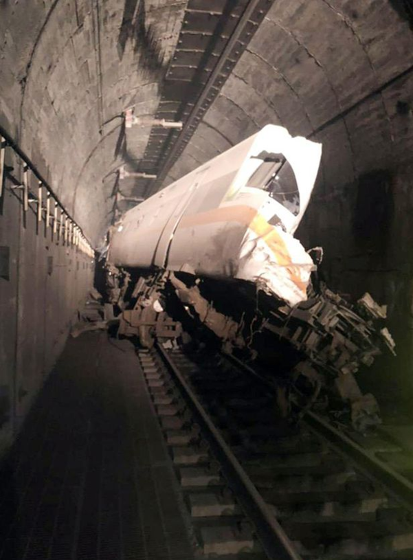 2일 대만 남동부 화롄의 터널에서 달리던 기차가 탈선하는 바람에 승객 490명 중 최소 50명이 숨지고 150여명이 부상을 당했다. 현지 언론들은 터널 인근 언덕 위 도로 공사 현장에 있던 화물차가 굴러 떨어지면서 기차를 들이받아 사고가 났다고 보도했다. /신화·연합뉴스