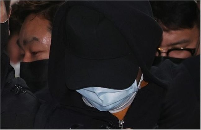 노원구 아파트에서 세 모녀를 살인한 혐의를 받는 피의자가 2일 오후 서울 노원경찰서에서 조사를 마친 뒤 도봉경찰서 유치장으로 이송되고 있다. ⓒ연합뉴스