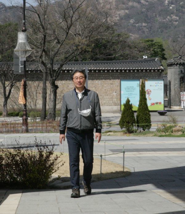 정충래 이사가 서울 종로구 국립현대미술관을 찾아 경복궁을 배경으로 걷고 있다. 아마추어 사진가 정동운.