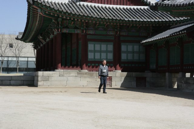 정충래 이사가 서울 종로구 국립현대미술관을 돌아보며 걷고 있다. 아마추어 사진가 정동운.
