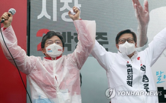3일 국민의힘 유승민(왼쪽) 전 의원이 박형준 부산시장 후보와 손을 들어 인사하고 있다. 연합뉴스