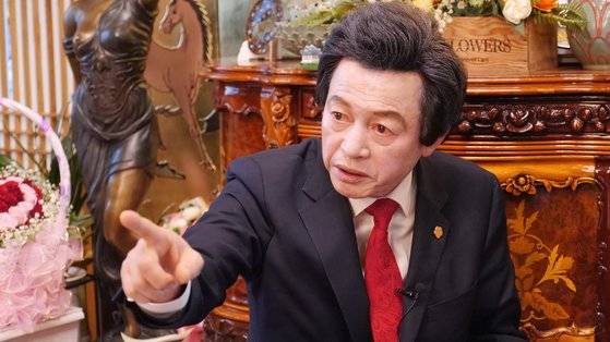 허경영 국가혁명당 서울시장 후보는 1일 "부익부 빈익빈을 야기한 기성 정치인들은 도둑놈"이라고 말했다.중앙포토