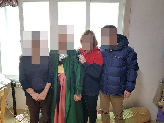 구미 3세 여아 친모로 알려진 A씨(48)의 남편이 공개한 2018년 2월 16일 사진. A씨는 단발머리로, 오른쪽 두 번째. [사진 A씨 남편]