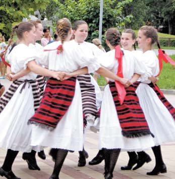 마자르 전통 흰옷과 붉은 댕기를 단 소녀들의 민속춤. 강강술래를 닮았다. [위키피디아]