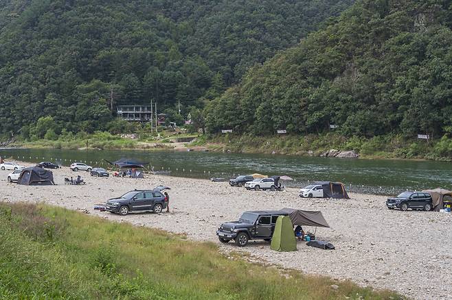 People enjoy camping out at the Bambeol Auto Camping Site in Hongcheon, Gangwon Province. (Korea Tourism Organization)