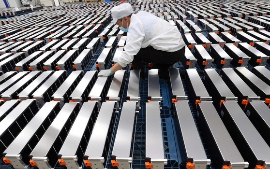 An employee inspects car batteries at a factory for Xinwangda Electric Vehicle Battery, which makes lithium batteries for electric cars and other uses, in Nanjing in China's eastern Jiangsu province. [AFP/YONHAP]