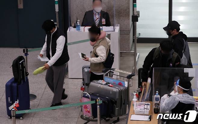 지난달 4일 오전 인천국제공항 제1터미널 입구장으로 들어오는 입국자들의 모습. /사진=뉴스1