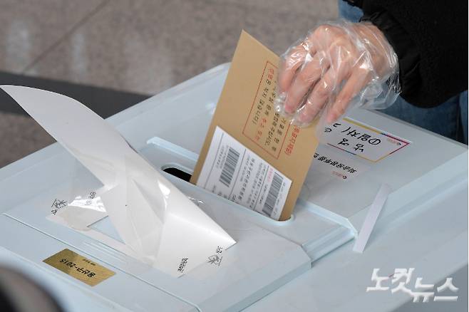 사전투표소에서 유권자들이 투표를 하고 있다. 박종민 기자