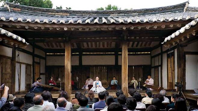 국악의 진정한 맛은 한옥 연주에서 느낄 수 있다고 믿는다