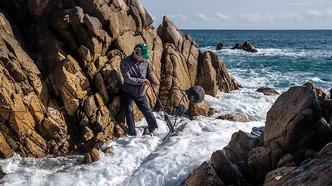 문무대왕릉의 파도 소리를 기록하는 김영일