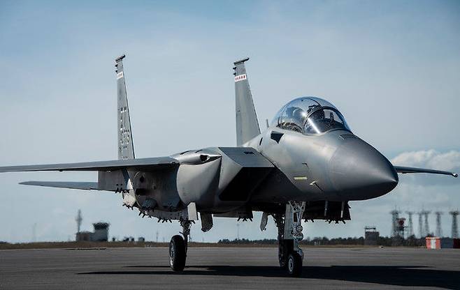 미 공군 F-15EX 전투기가 지난달 11일(현지시간) 플로리다주 에글린 공군기지에 착륙해 대기하고 있다. 미 공군 제공