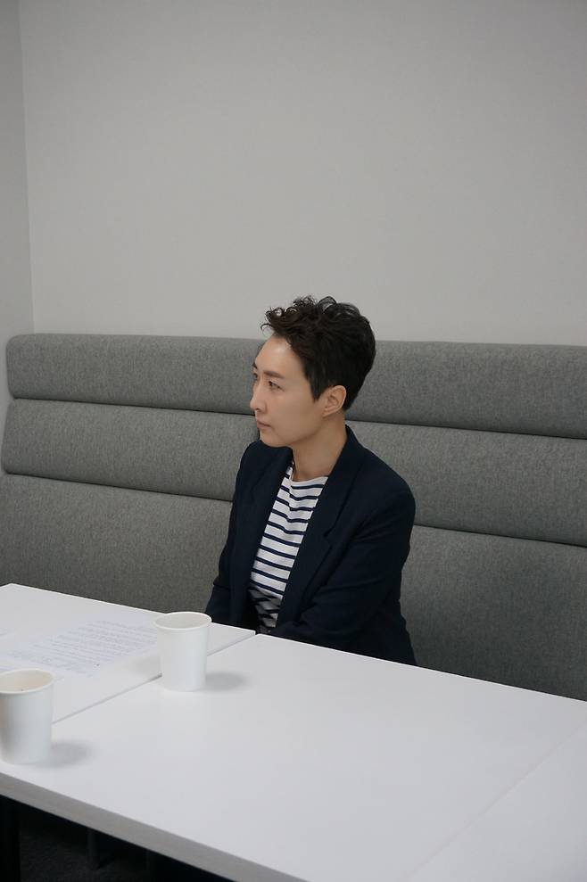 ‘진화하는 여성주의자 공격’ 시리즈 대담에 참여한 김진아 여성의당 서울시장 후보가 이야기를 경청하고 있다.