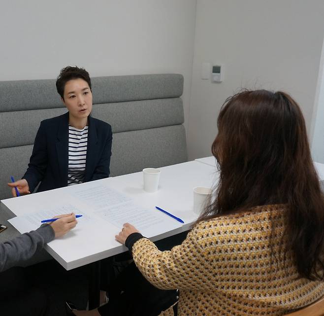 ‘진화하는 여성주의자 공격’ 시리즈 대담에 참여한 김진아 여성의당 서울시장 후보와 서혜진 한국여성변호사회 인권이사가 대화를 나누고 있다.