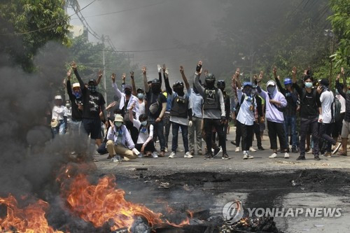 군경 무력진압에 '세 손가락 경례'로 맞서는 미얀마 시위대/사진=AP