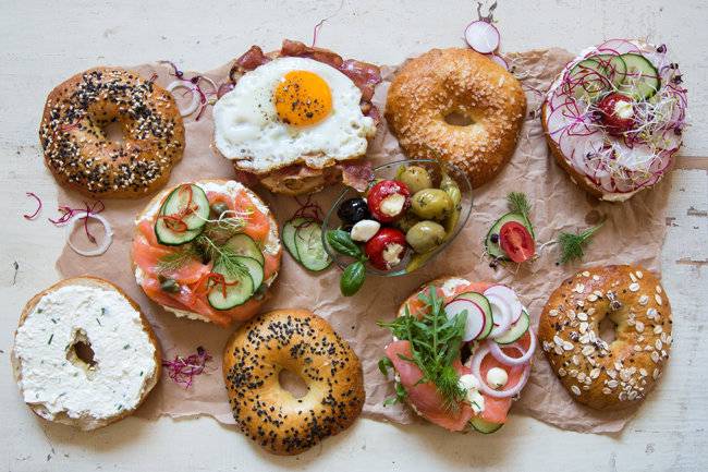 베이글은 베이컨, 잎채소, 토마토, 달걀프라이 등 여러 재료와 잘 어울린다. [GettyImage]