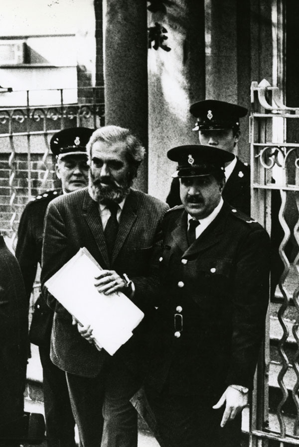 ⓒSouth China Morning Post1975년 뇌물수수 혐의로 홍콩에 송환된영국인 경찰 간부 피터 고드버.