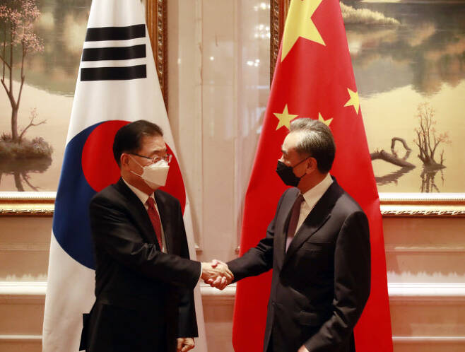 정의용 외교부 장관과 왕이 중국 국무위원 겸 외교부장이 3일 중국 샤먼 하이웨이 호텔에서 한중 외교장관 회담을 시작하기 전에 인사하고 있다(사진=연합 제공)