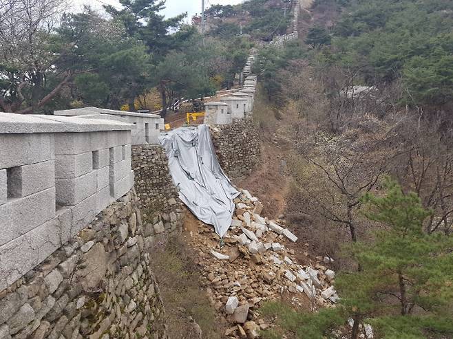 3일부터 내린 많은 비로 4일 오전 서울 인왕산 한양도성 성곽이 무너져 있다(사진=연합뉴스)