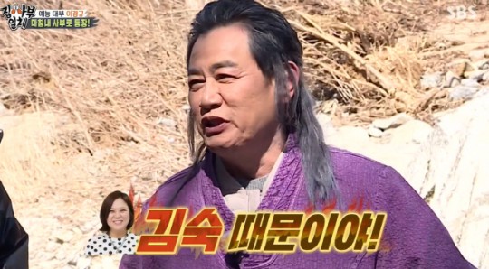 Entertainment industry delivered by the Godfather for 10 years Know-how!Entertainment The Godfather Lee Kyung-kyu appeared on SBS All The Butlers on the 4th and handed over his own honey tips.Lee Kyung-kyu, who appeared as a master in the valley of South Korea, Gangwon Province, said, To last 10 years of entertainment industry, you have to have some know-how.I will teach you how to eat and live for 10 years.  You will eat for 10 years in the future. I have been doing it for 40 years so far, but I thought I should tell Know-how, but I regretted it after accepting the appearance, he said.Especially about the reason why I came to Gangwon Province, South Korea Inje Mountain, If the contents were not funny, I saw the sincerity. Lee Kyung-kyu is working hard.Its the perfect place to not be cursed, he explained.You sleep here, but you will shoot for about three hours today.If it works, it is because of me and if it does not work well, it is your fault. Yang Se-hyeong said, Is it that the master recently missed the target on KBS and changed the route to SBS? Lee Kyung-kyu said, The decisive reason for leaving the world is Kim SookI tried to beat Kim Sook and beat him away. I took away the object in my mouth. I even congratulated the president of K headquarters and Kim Sook Im more angry. Im going to shrug one and go in one. Everything is gib and take, the second entry quote said.Lee Kyung-kyu said, The viewers who see this are watching five programs.More than three have already come out: The Dog is Excellent, The Urban Fisherman 2 and Im a Natural Man. I dont cook here.Do what you do rather than consume your stamina. Know-how, he told his entertainment know-how.Members who were missioned to eat and plan their next challenge program themselves were confused, especially Lee Seung-gi, who said, Youre the master of my entertainment master.Lee Kyung-kyu Kang Ho-dong is so different, I overturned all the concepts I knew. Lee Kyung-kyu stressed the importance of Chain Reaction: The flower of entertainment is Chain Reaction.Chain Reaction is a big move. The reason for the reverse of the Brave Girls is because of the Chain Reaction of the soldiers. This is because the soldiers are too alive.They live because of the soldiers. Without the soldiers, the Vvgirl is out. Life is Chain Reaction.But when asked if he was good at Chain Reaction, he said: I dont do Chain Reaction, but I just need to have a lot of Chain Reaction kids.Lee Yoon-seok does Chain Reaction well. There are children who do Chain Reaction without soul. Boom-like kids, she said with a laugh.All The Butlers members laughed in Lee Kyung-kyus various bedding while expressing delicious ramen noodles that were blown to the words Chain Reaction is a training.Photo Screen capture of SBS All The Butlers