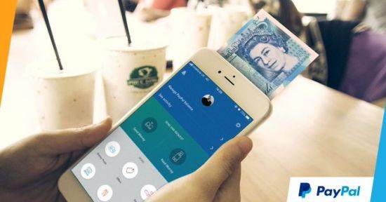 2018년 페이팔이 진행한 만우절 장난이었던 광고 장면. 핸드폰에서 바로 현금을 인출하는 기능을 소개하고 있다. [사진출처=페이팔 트위터]