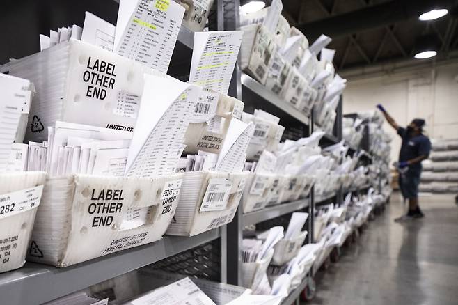 작년 11월 미 캘리포니아의 한 투표 용지 처리 센터에서 보관된 우편투표 용지들. /EPA 연합뉴스