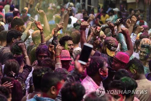 3월 29일 인도 홀리 축제…마스크 착용자 찾기 힘들어 [EPA=연합뉴스]