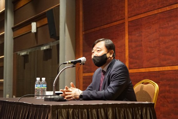 안현호 한국항공우주산업(KAI) 사장이 지난 2일 서울 코엑스 그랜드불룸에서 열린 기자간담회에서 기자들의 질문에 답하고 있다. KAI 제공