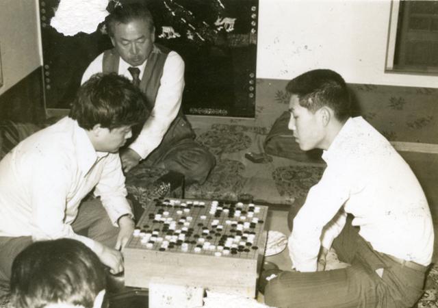 1975년 15기 최고위전 도전 1국의 김인(왼쪽)과 조훈현. 한국기원 제공