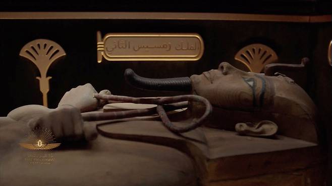차량에 실려 새 박물관으로 향하는 고대 이집트 미라. 로이터=연합뉴스