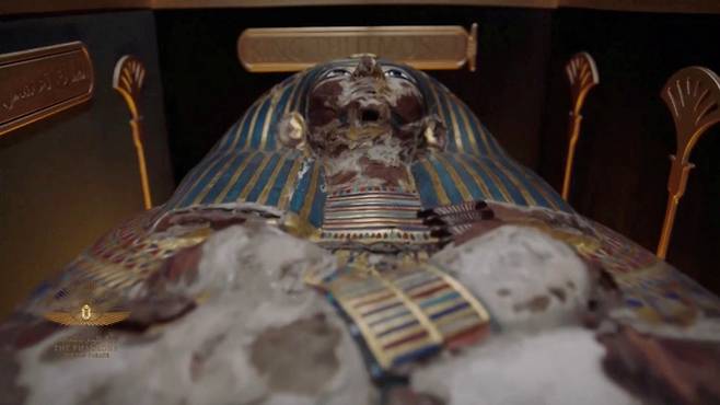 3일(현지시간) 이집트박물관에 보관됐던 파라오 미라 한 구가  이집트 박물관에서 국립 문명박물관으로 옮겨지고 있다. 카이로|로이터연합뉴스