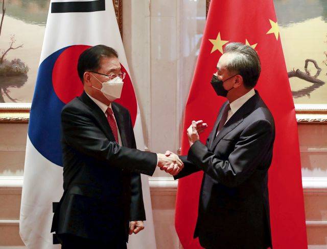 정의용 외교부 장관과 왕이 중국 국무위원 겸 외교부장이 3일 중국 푸젠성 샤먼의 하이웨호텔에서 한중 외교장관 회담을 시작하기 전 인사하고 있다. 샤먼=연합뉴스