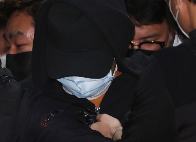 노원구 아파트에서 세 모녀를 살인한 혐의를 받는 피의자가 지난 2일 오후 서울 노원경찰서에서 조사를 마친 뒤 도봉경찰서 유치장으로 이송되고 있다. 연합뉴스