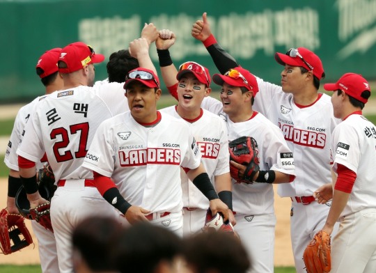 SSG 랜더스가 4일 인천 개막전에서 롯데를 누르고 팀 창단 첫 승리를 올렸다.[연합뉴스]