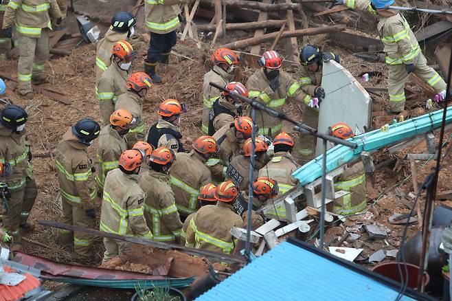 4일 오후 광주 동구 계림동 주택가에서 철거 중에 건물 붕괴로 작업자 4명이 매몰돼 119 구조대원 등이 매몰자를 구조하고 있다. [연합]