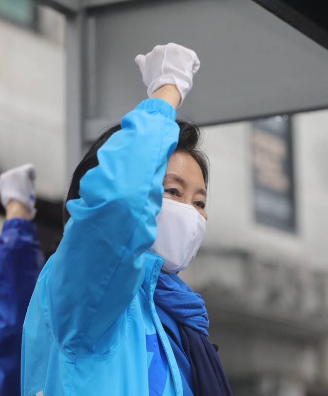 [서울=뉴시스]김진아 기자 = 박영선 더불어민주당 서울시장 후보가 3일 서울 강동구 암사종합시장을 방문, 지지를 호소하고 있다. (사진=박영선 캠프 제공) 2021.04.03 photo@newsis.com *재판매 및 DB 금지