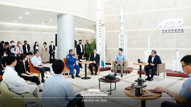 작년 7월, ADD를 찾아 연구원들의 의견을 듣는 문재인 대통령