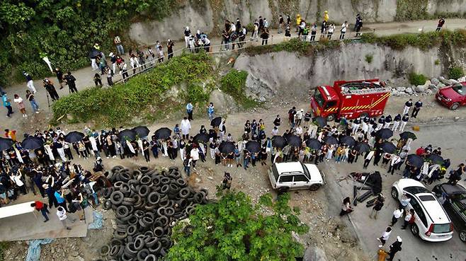 유족과 타이완 시민들이 사고 현장에서 희생자들을 애도하고 있다.