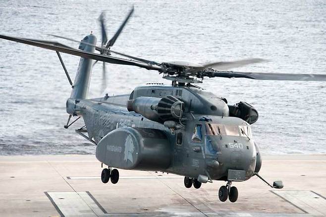 미 해군 MH-53E 소해헬기가 훈련을 위해 이륙하고 있다. 세계일보 자료사진