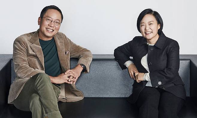 지난 2월 정태영 현대카드 부회장(왼쪽)과 한성숙 네이버 대표가 ‘네이버 전용 신용카드(PLCC) 상품의 출시와 운영 및 마케팅에 관한 파트너십 계약’을 체결한 뒤 기념촬영을 하고 있다. 현대카드 제공