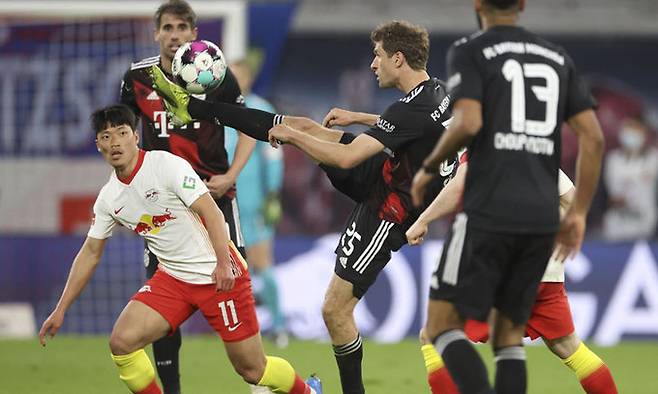 라이프치히의 황희찬(왼쪽)과 바이에른 뮌헨의 토마스 뮐러(세번째)가 4일 독일 라이프치히 레드불 아레나에서 열린 분데스리가 경기에서 공을 다투고 있다. 라이프치히=AP연합뉴스