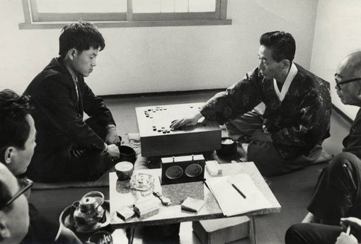 1966년 10기 국수전에서 젊은 도전자 김인(왼쪽)과 대국하는 조남철 9단. 조 9단을 꺾기 위해 일본 유학을 통해 기력을 연마한 김 9단의 거센 도전으로 인해 조 9단은 `국수전 9연속 우승`으로 대장정을 마무리지었다.