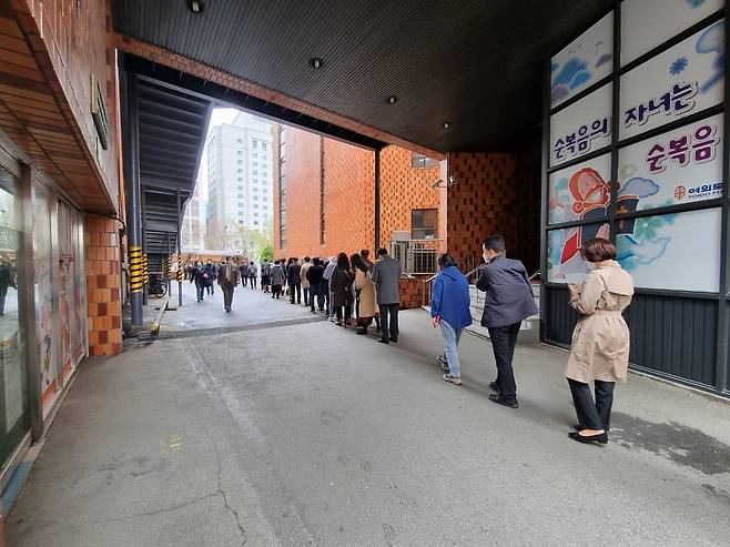 여의도 순복음교회에 길게 늘어선 줄 [촬영 김지연 수습기자]