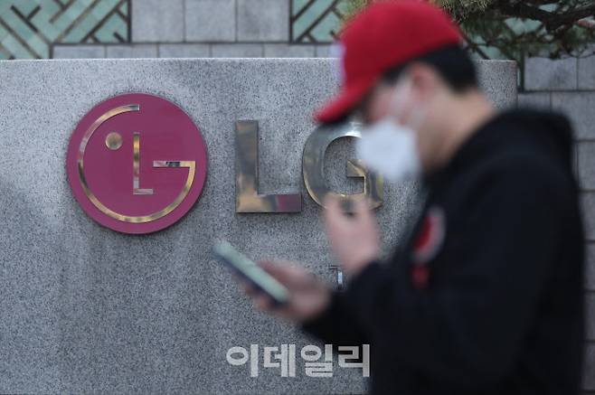 [이데일리 노진환 기자] LG전자가 5일 적자를 내던 모바일사업을 종료하기로 최종적으로 결정했다. 사진은 이날 오전 서울 영등포구 LG트윈타워.