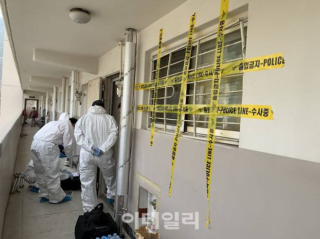3월 26일 오전 세 모녀가 숨진채 발견된 서울 노원구 아파트에 폴리스 라인이 쳐 있고, 경찰관들이 현장을 정리하고 있다.(사진=조민정 기자)