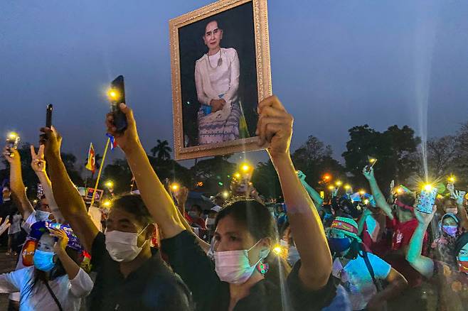 4일 태국 치앙마이에서 미얀마 시민들이 미얀마 시위를 지지하고 아웅산 수지 고문의 석방을 요구하는 시위를 벌이고 있다. (사진=AFP)