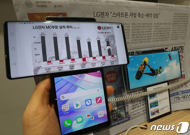LG전자 스마트폰 사업의 '흑역사'로 남게 된 스위블폰 'LG 윙' 2021.1.21/뉴스1 © News1 신웅수 기자
