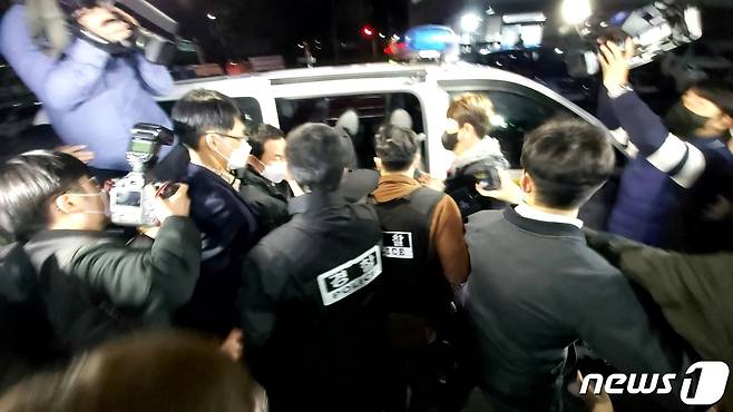 김태현이 5일 서울 노원경찰서에서 조사를 받고 난 뒤 호송차에 올라타고 있다. © 뉴스1 김도엽 기자