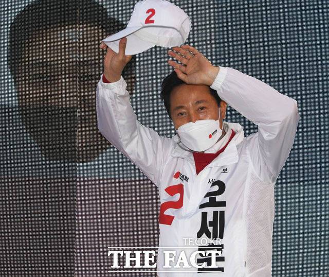 오세훈 국민의힘 서울시장 후보가 5일 오후 서울 강서구 등촌역에서 유세에 나서며 시민들에게 인사를 하고 있다. /남윤호 기자