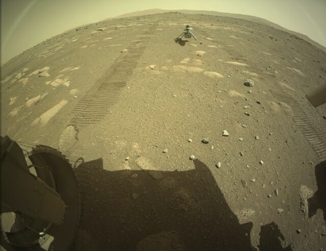 탐사로버에서 분리돼 안전하게 화성 지표면에 착륙한 인제뉴어티의 모습 (사진=NASA 제트추진연구소)