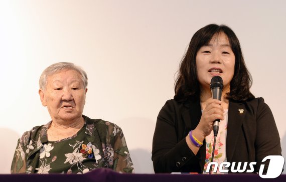 윤미향 더불어민주당 의원(오른쪽)과 길원옥 할머니. 뉴스1